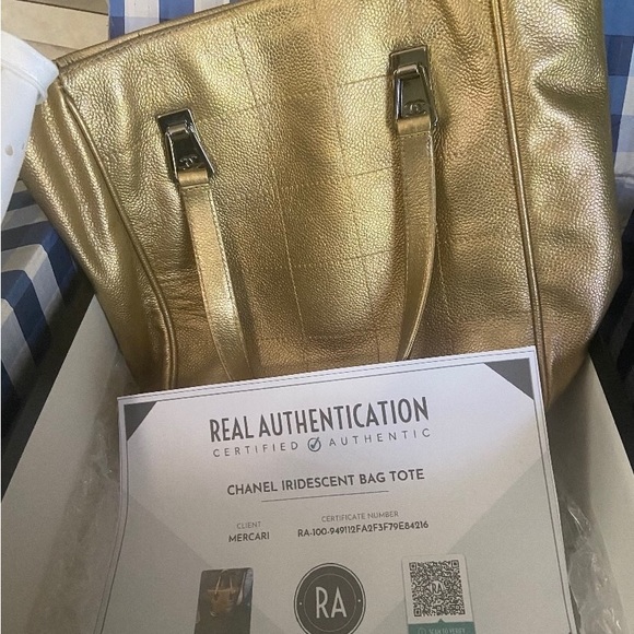 Chanel tote in iridescent gold in pristine condition - Picture 2 of 11